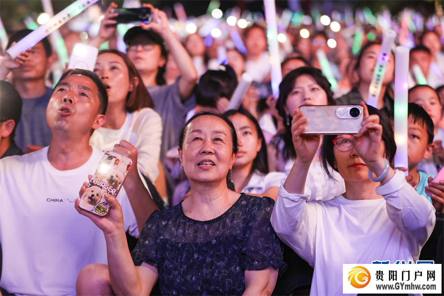 贵州毕节:响水滩“村晚”唱响夏日清凉(图5) 贵州毕节:响水滩“村晚”唱响夏日清凉(图5)
